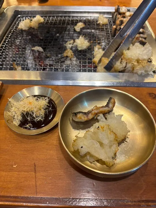 Eel and shredded ginger wrapped in lettuce