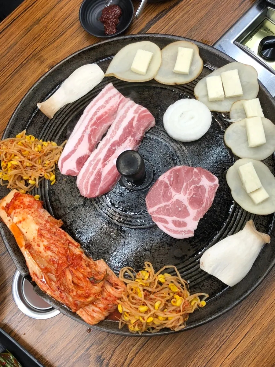 삼겹살과 목살로 구성된 커플 세트 2인분