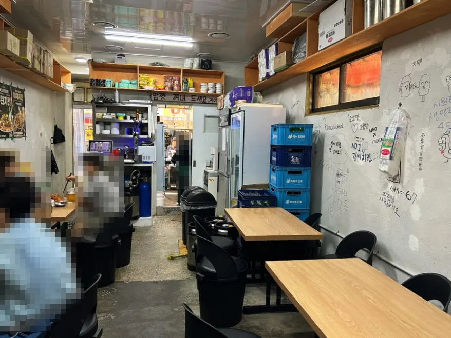 Customers waiting to order at Gimssi Chicken