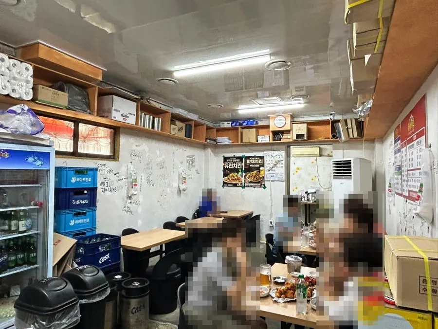 Eat-in area inside Gimssi Chicken