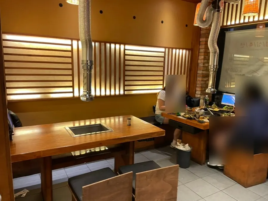 한지 조명이 있는 천상애장어가 홀 좌석