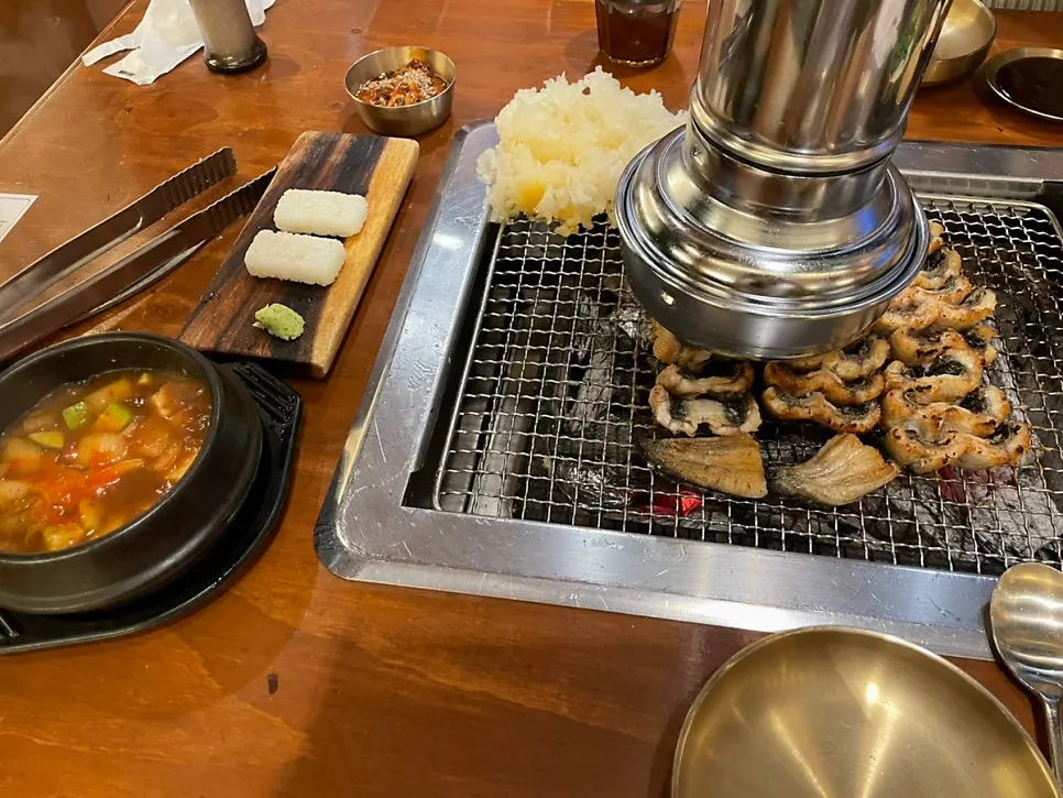 밥 위에 올린 구운 장어 꼬리 초밥