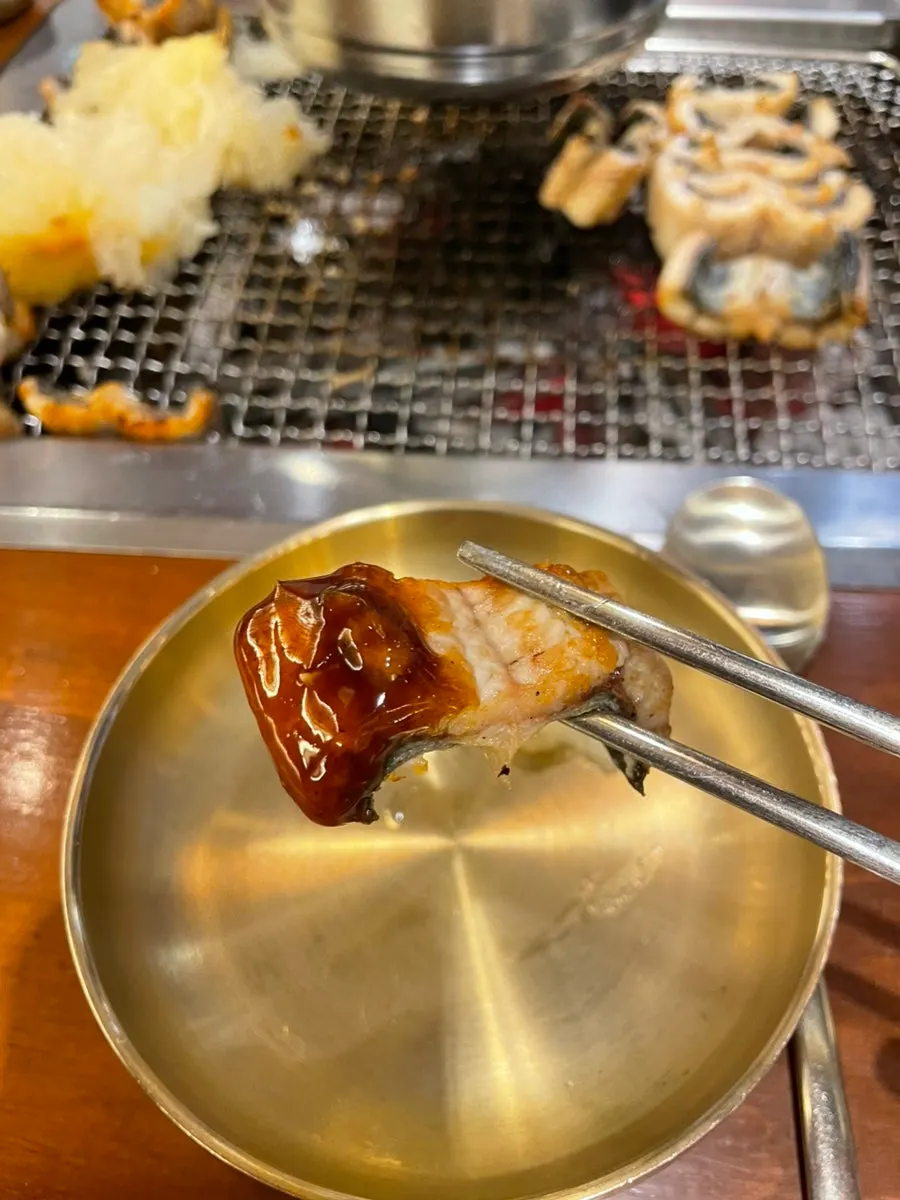 소스에 찍어 먹는 구운 장어 한 점