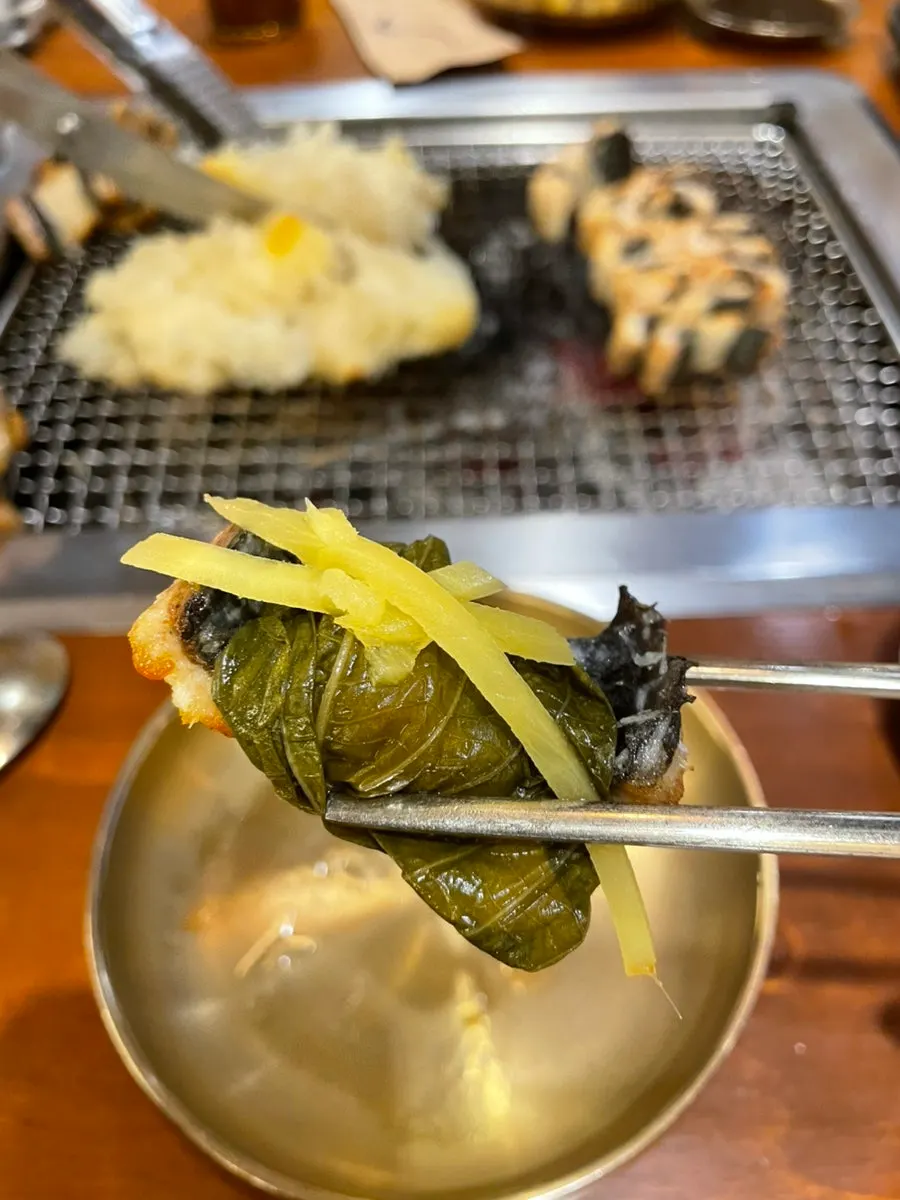 생강을 올린 장어구이 한 점