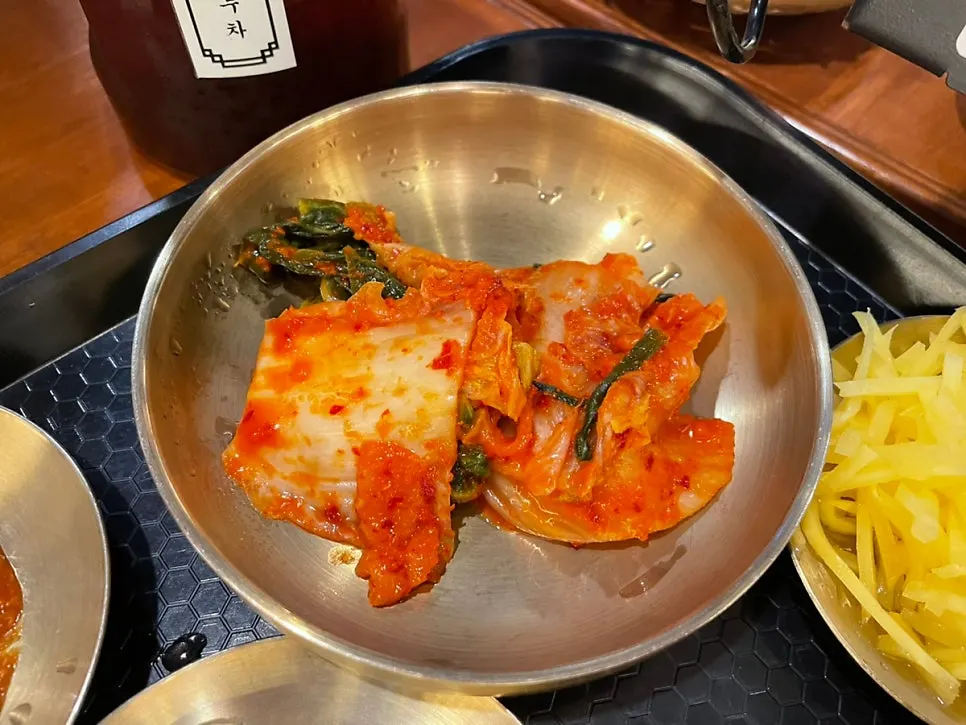장어구이와 함께 곁들인 김치