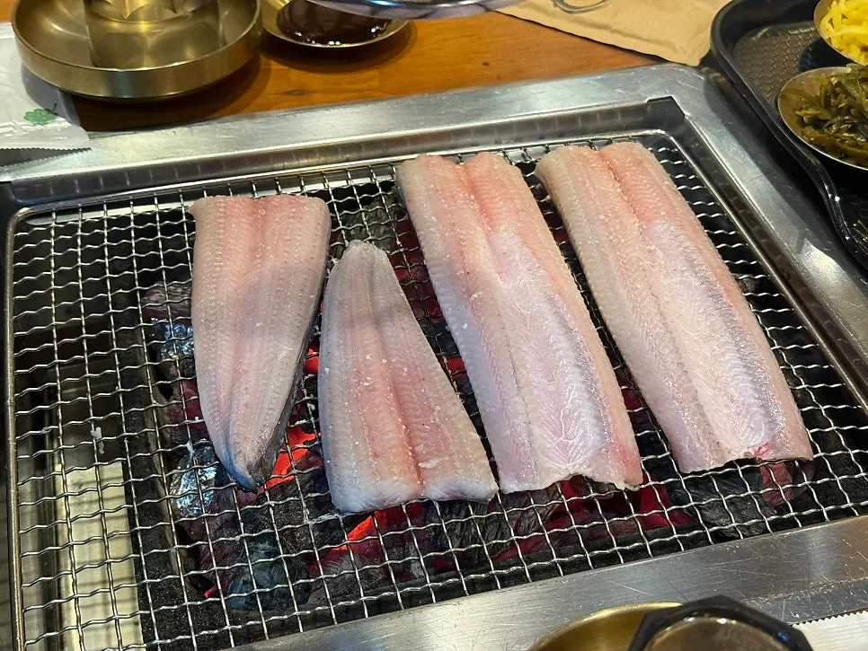 Charcoal brazier filled all the way to the edge of the grill