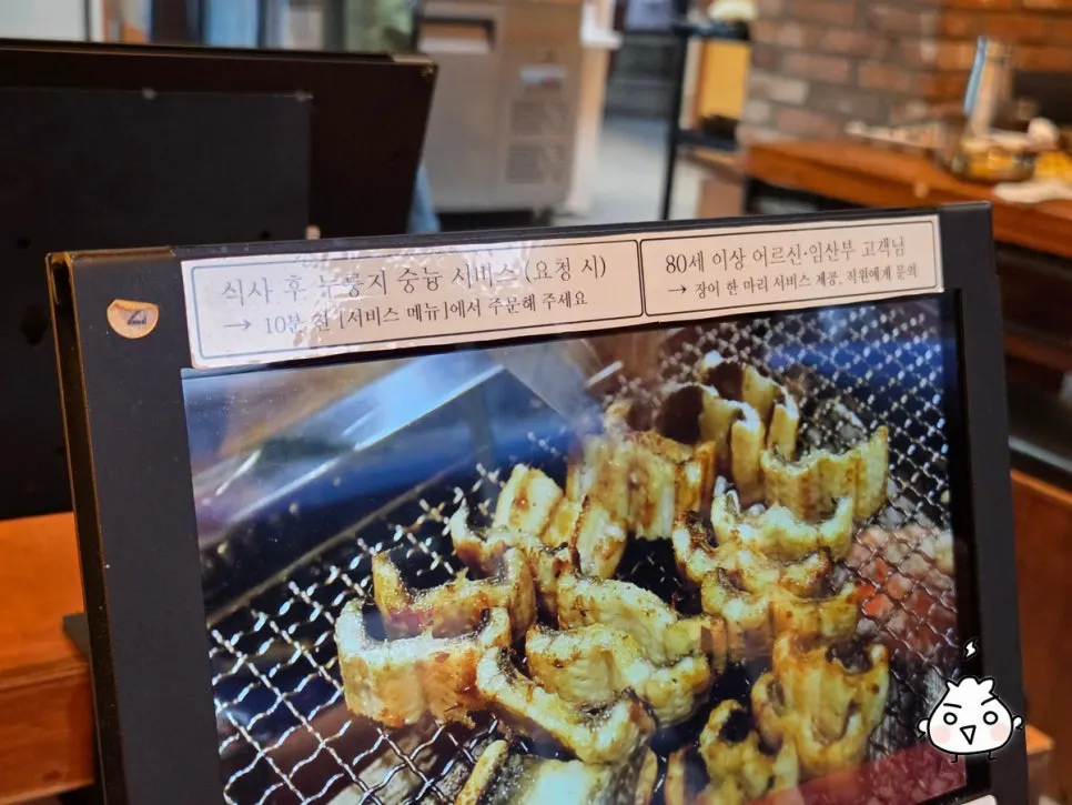 Self bar where guests can take ssam vegetables