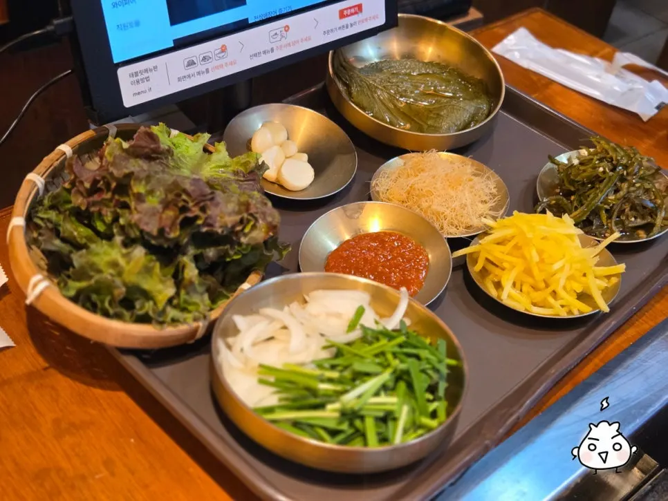 Table set with basic side dishes for the 2-person set