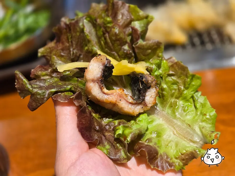 Plate of charcoal-grilled snow mushroom