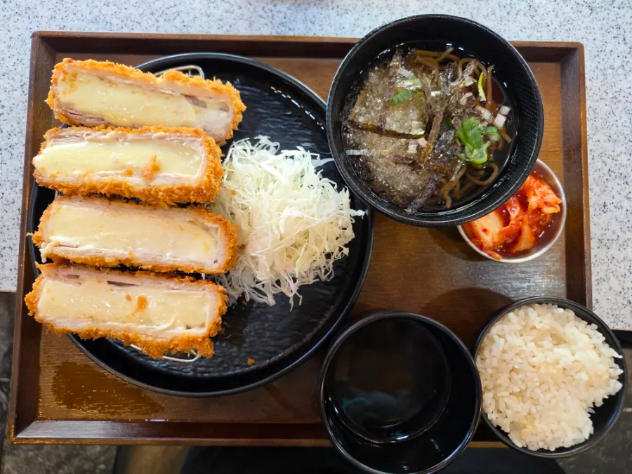 치즈카츠정식과 함께 나온 모밀