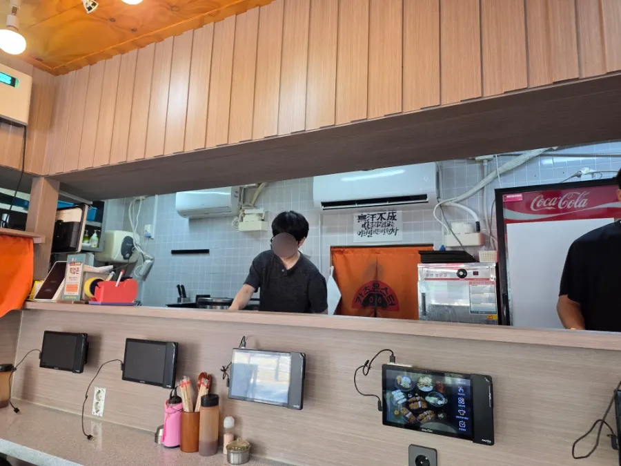 음식을 직접 가져오는 셀프 이용 공간