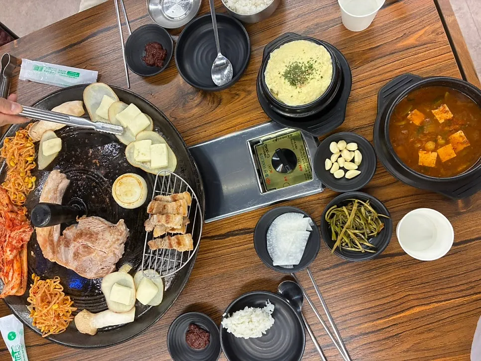 Potatoes and cheese at the edge of the cauldron lid
