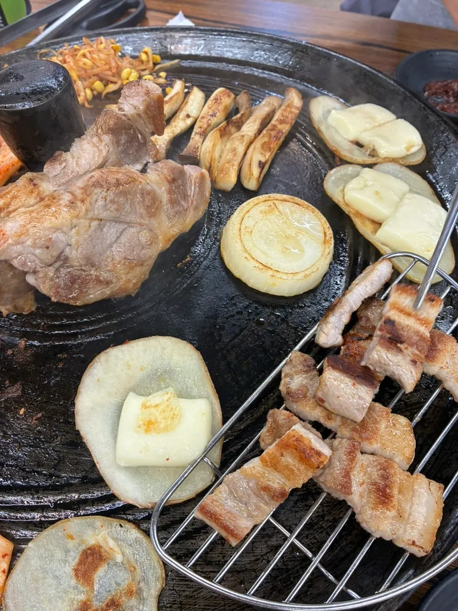 Aged kimchi grilled with vegetables on the cauldron lid