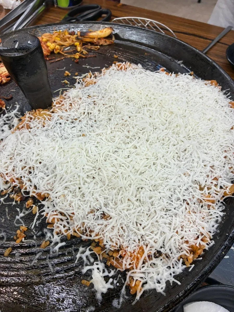 Fried rice topped with cheese