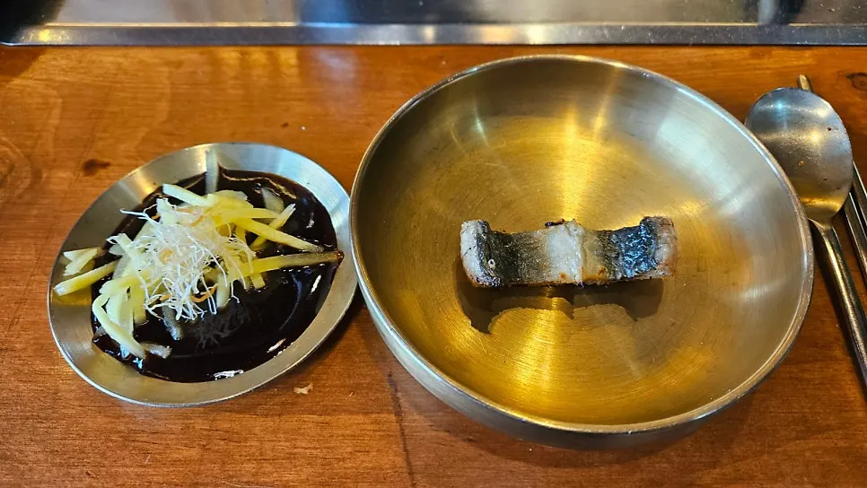 Grilled eel served with salt