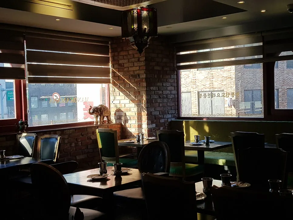 Indian-style interior of Meono Kkameona Daehangno Branch