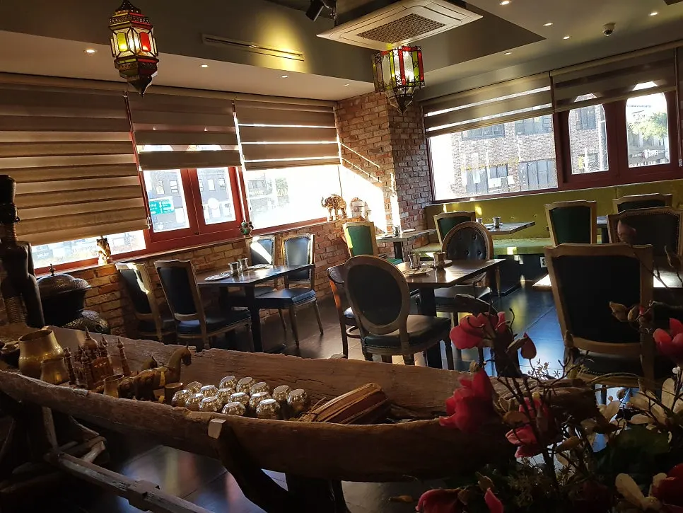 Table seating at Meono Kkameona Daehangno Branch