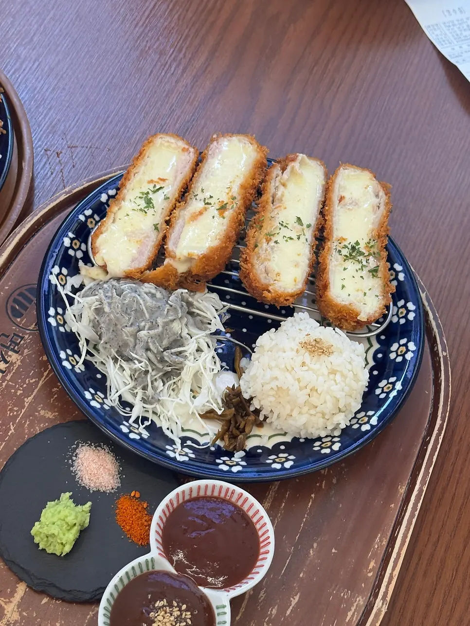 모짜치즈카츠 접시