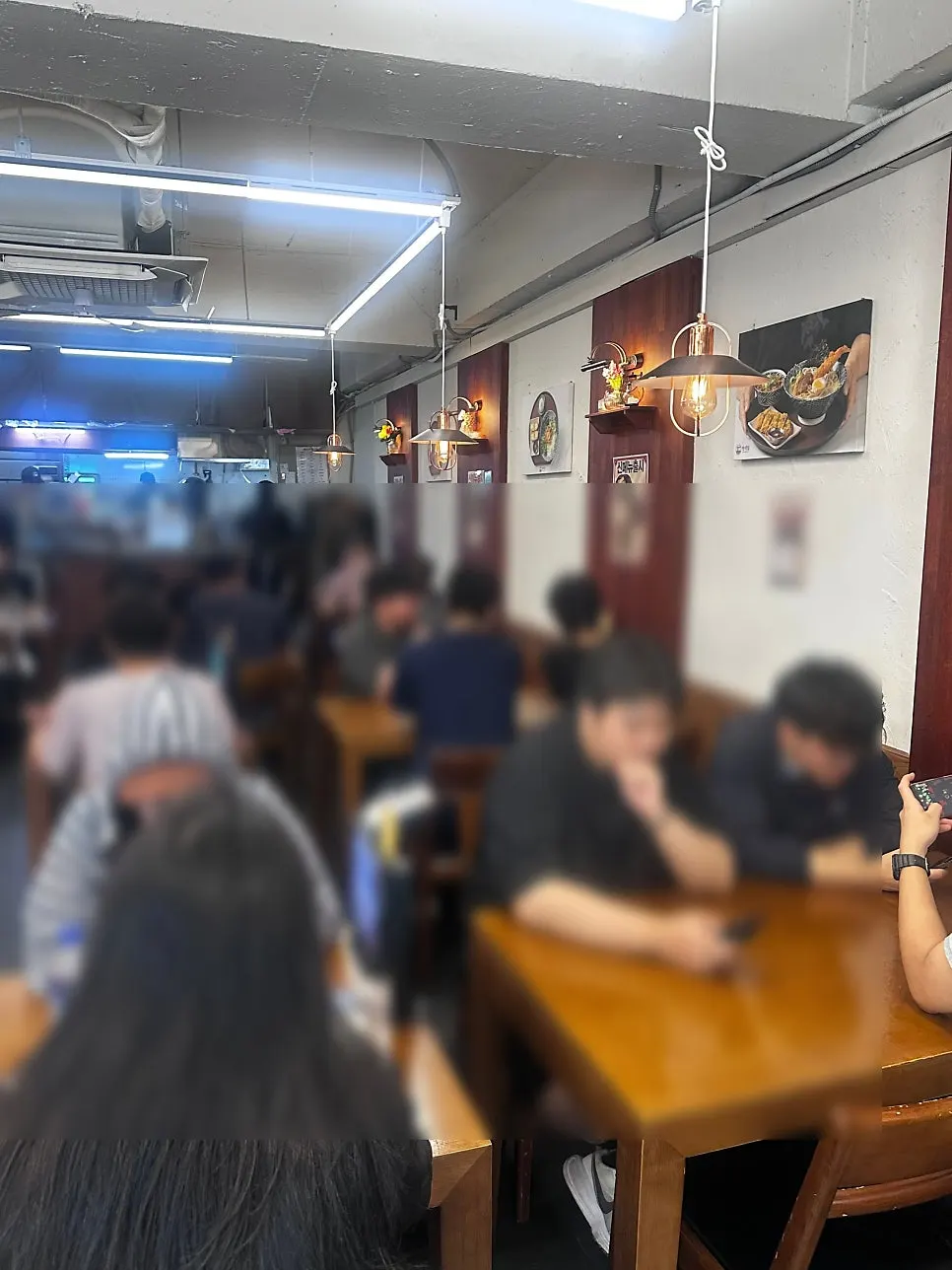 입구 옆 대표 메뉴 입간판과 방송 방영 배너