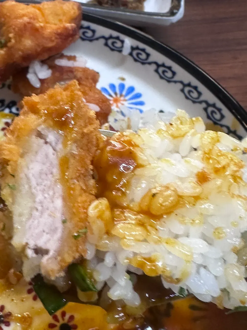 카레 소스를 비빈 밥과 가라아게 한 점