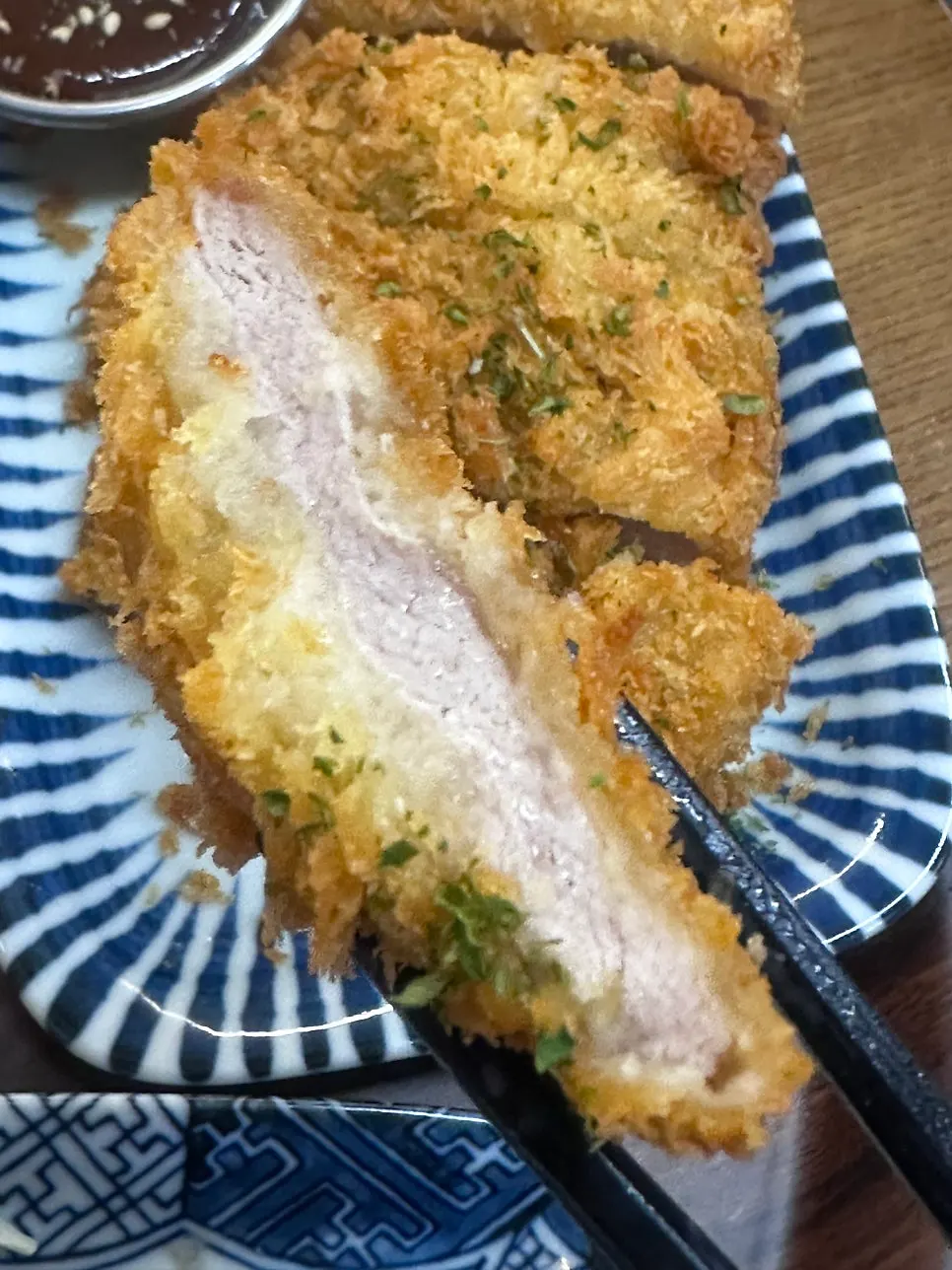 전용 소스에 찍은 두툼한 안심 히레카츠 단면