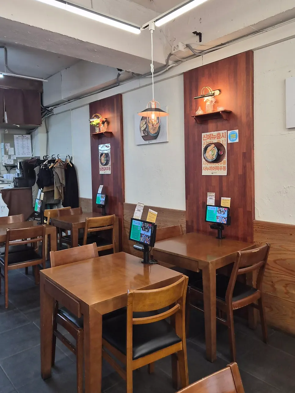 세로로 긴 매장 내부와 좌석