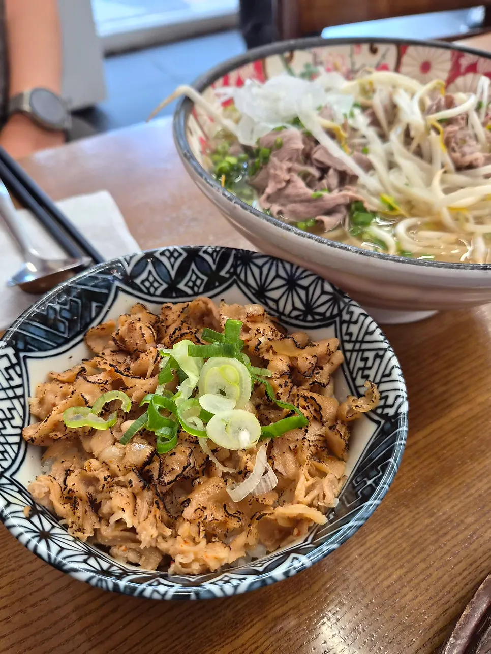쫄깃하게 삶아진 쌀국수 면