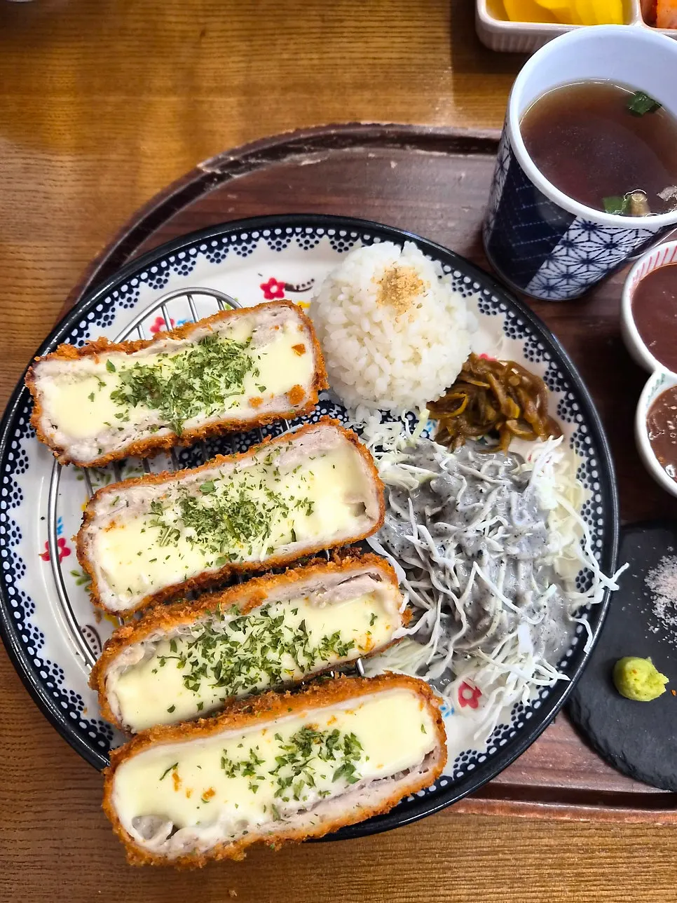 속이 꽉 찬 치즈카츠 단면