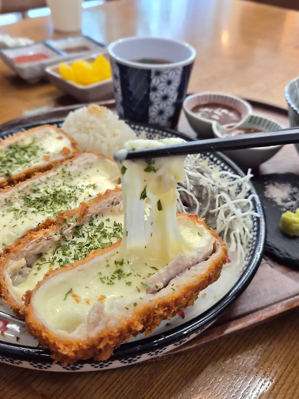 식어도 쫄깃한 치즈카츠 조각