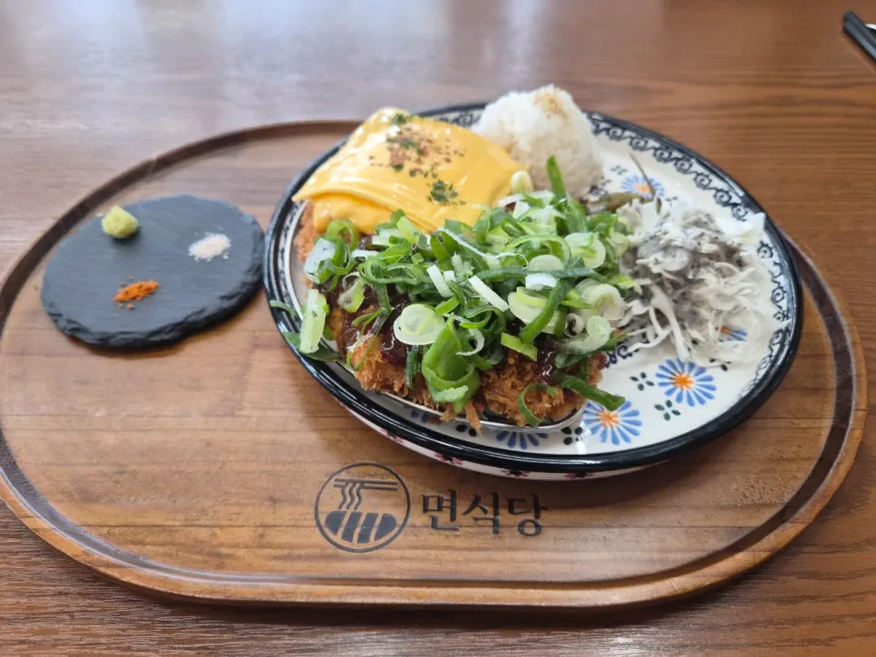 Half-and-half tonkatsu and pork bowl set on the table