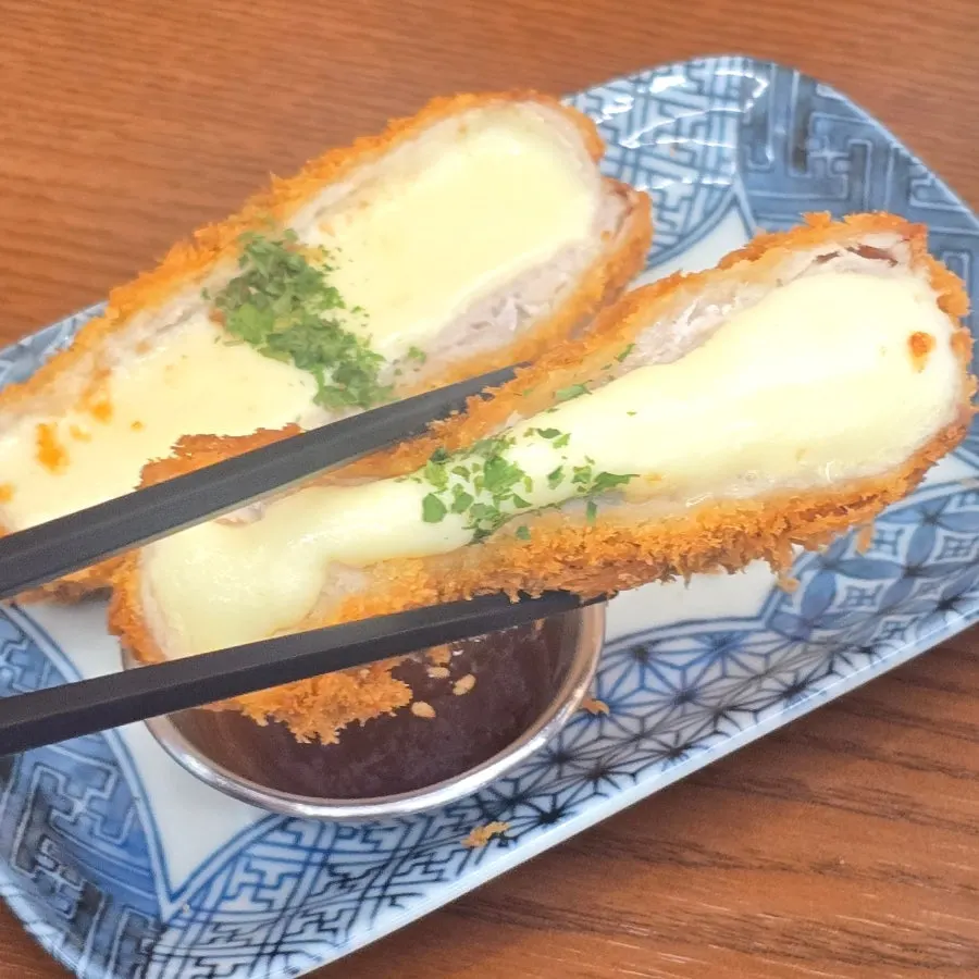 Mozzarella cheese katsu with stretching cheese