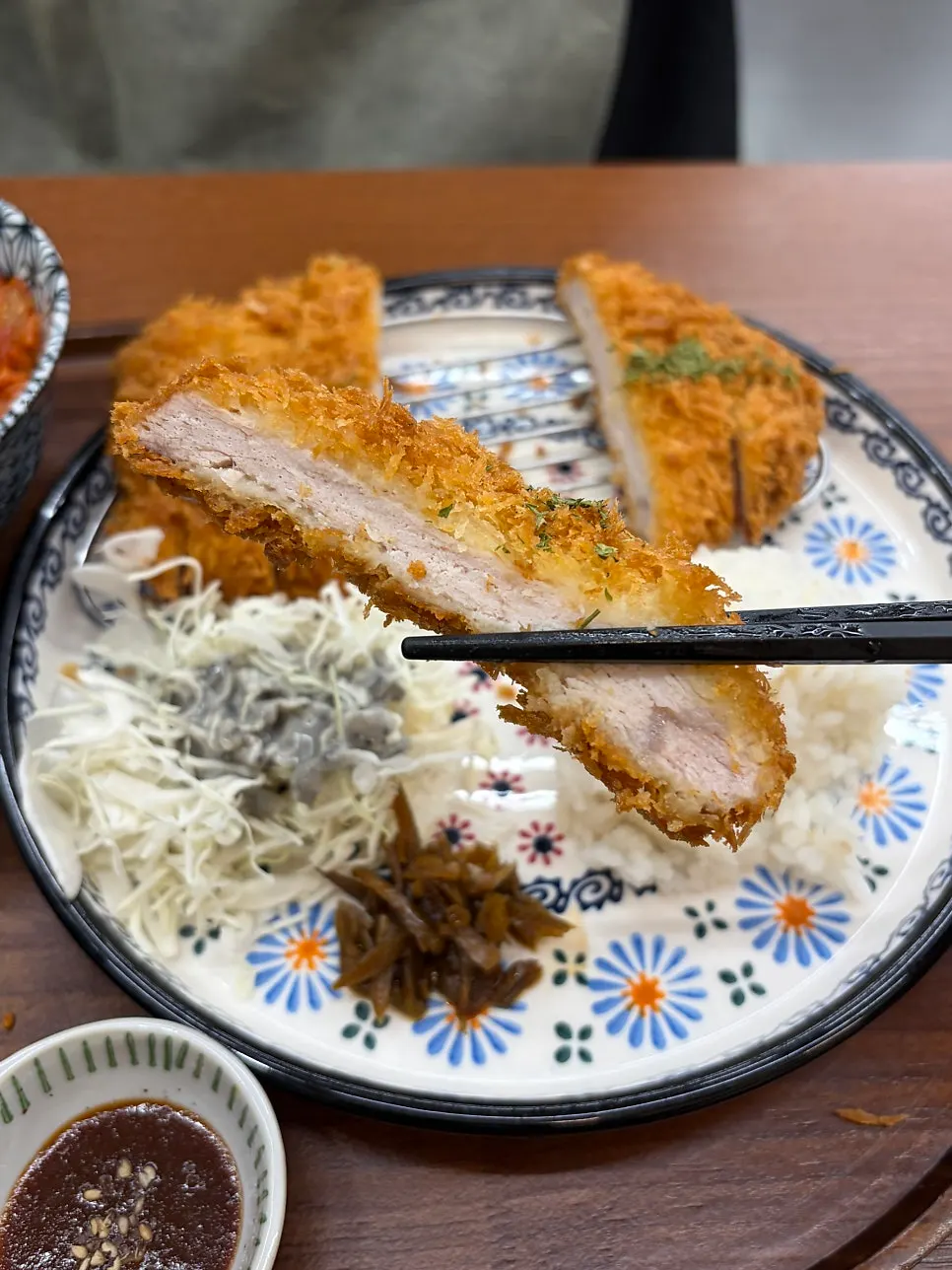 두툼하게 썰린 수제등심카츠