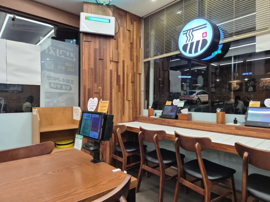 깔끔하게 정리된 매장 테이블과 셀프 바