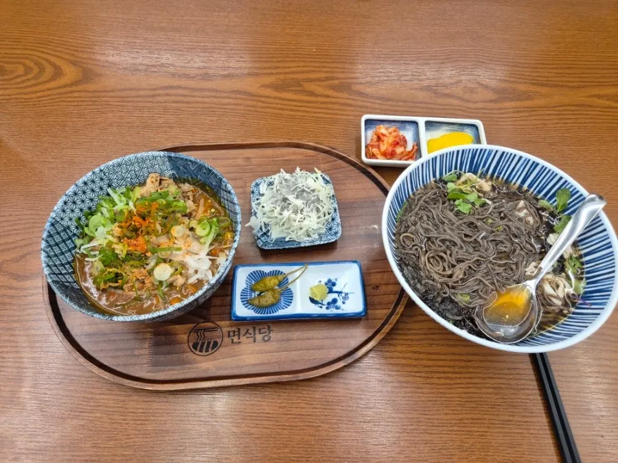 깔끔하게 차려진 면식당 상차림
