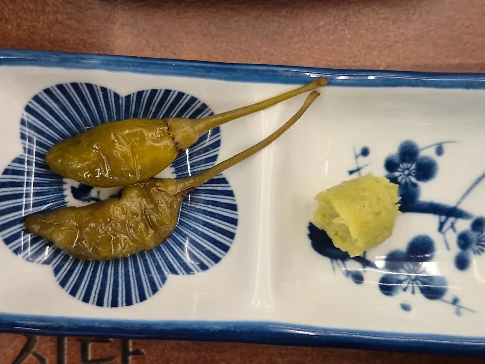 면 요리와 덮밥이 함께 놓인 상차림