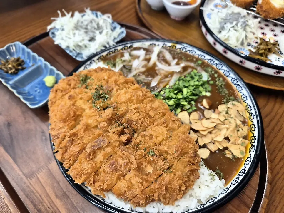 모짜치즈카츠와 다양한 찍어먹는 소스