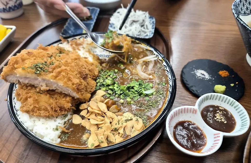 매콤카레카츠 위에 올린 갈릭후레이크와 부추