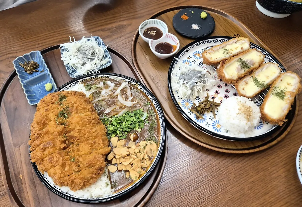 매콤카레카츠와 모짜치즈카츠 한 상