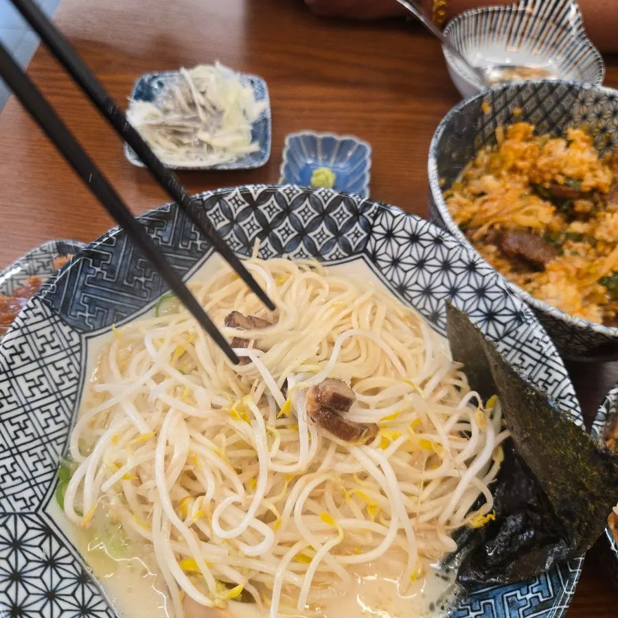 면발을 들어올린 돈코츠라멘