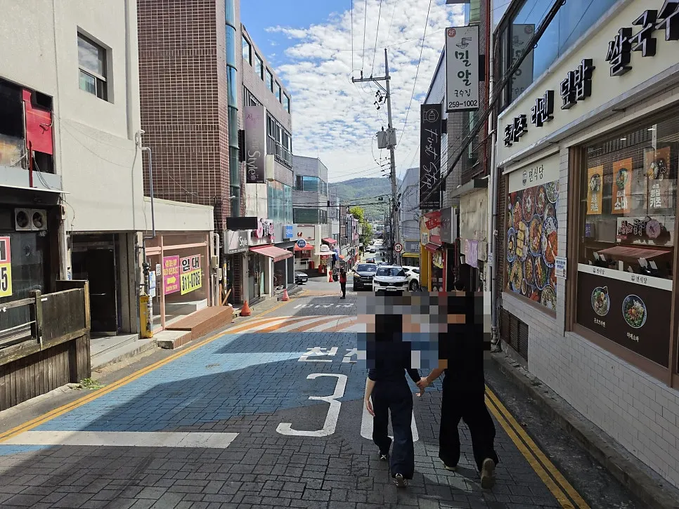 면식당 근처 골목 주차 공간