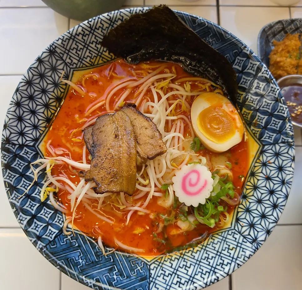 숙주가 수북한 마라돈코츠라멘