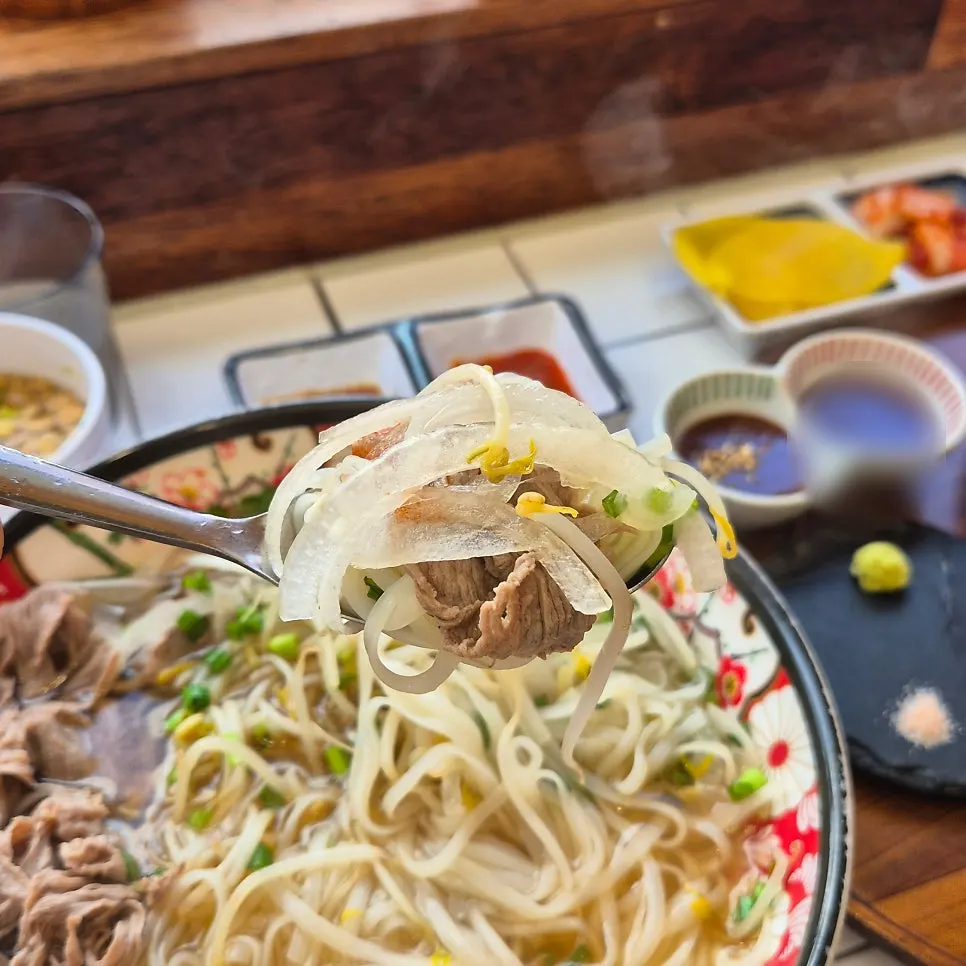 바삭한 돈가스와 따끈한 쌀국수 한 상