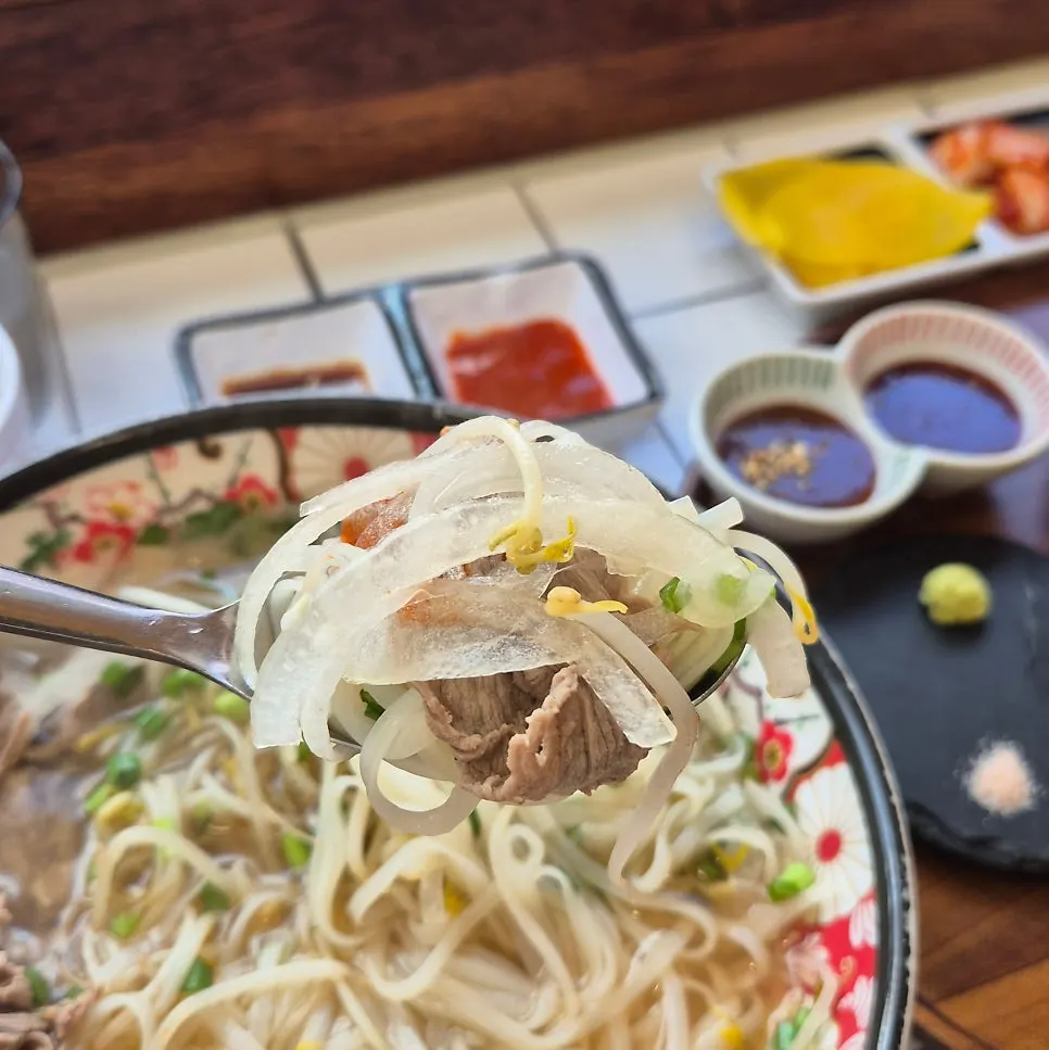 얼큰샤브쌀국수 국물과 고기·숙주 토핑
