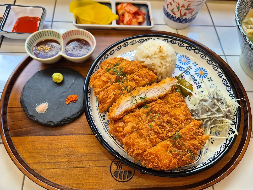 쌀국수 면과 숙주를 올린 한 숟갈