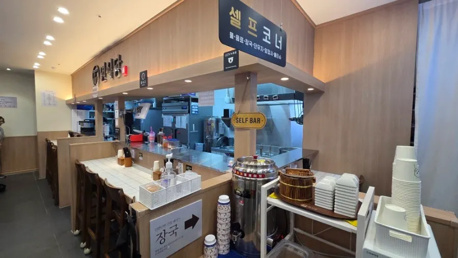 2인 테이블 위주로 배치된 깔끔한 홀 좌석