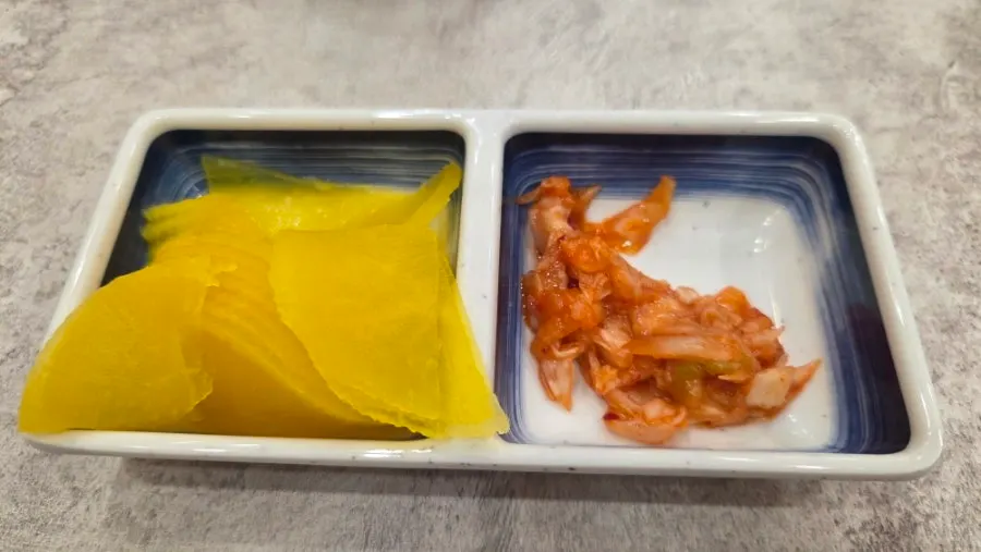 셀프바에서 담아온 단무지와 김치, 장국