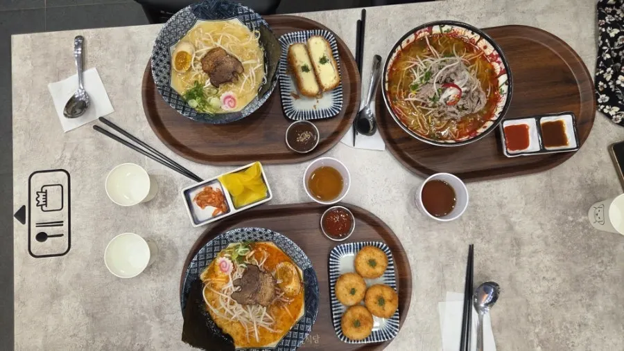 테이블에 차려진 라멘과 사이드 메뉴