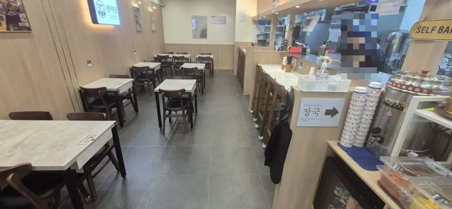 Seating and interior view of Myeon Sikdang Godeok Station Branch
