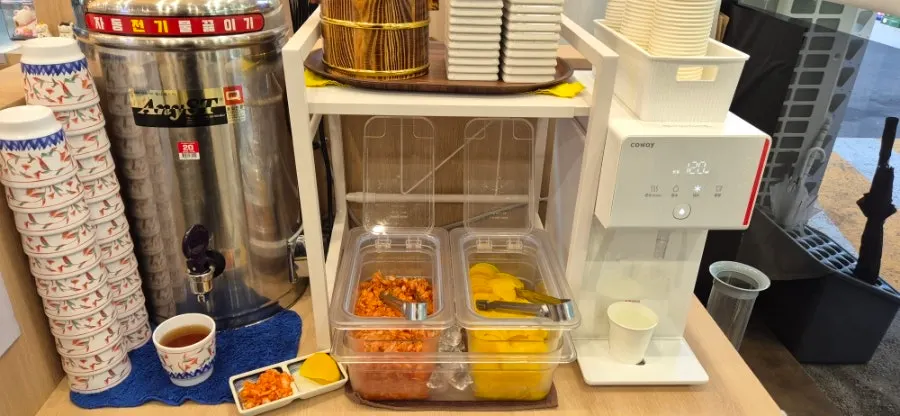 Self-serve corner at Myeon Sikdang Godeok Station Branch