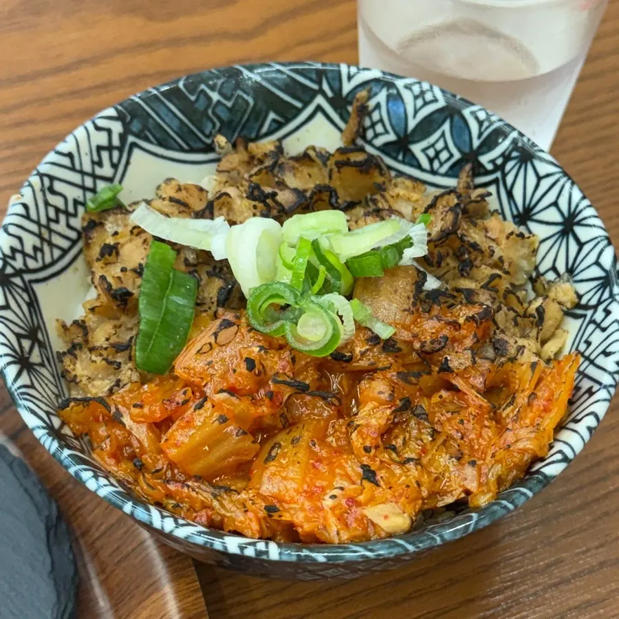 Butadon with meat and stir-fried kimchi piled on rice